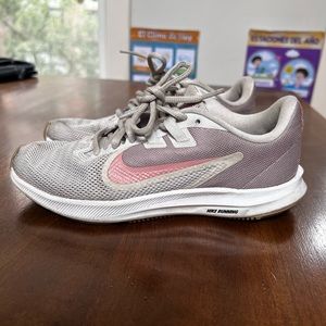 NIKE RUNNING SHOES